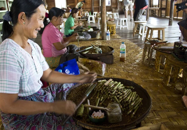 Fazendo charutos birmaneses — Fotografia de Stock