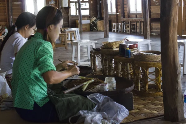 Birmese sigaren maken — Stockfoto