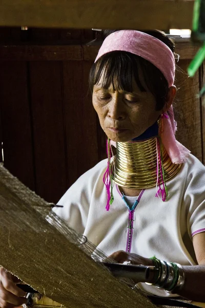 Женщина-жираф Мьянмы — стоковое фото