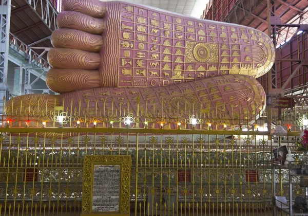 Kyaukhtatgyi Buddhy, nožní detail — Stock fotografie