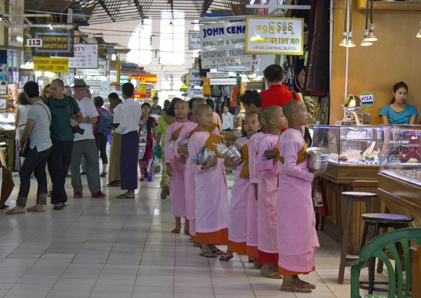 Girl monk in a row — Stock Photo, Image