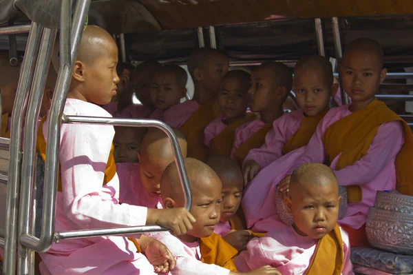 Petite fille moines dans un van — Photo