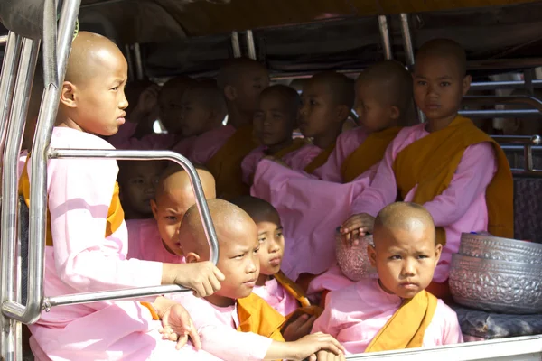 Niña monjes en una camioneta —  Fotos de Stock