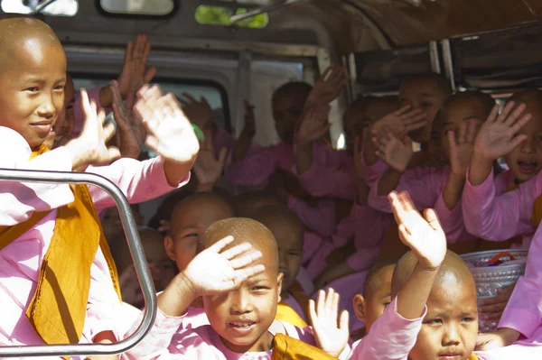 Niña monjes en una camioneta — Foto de Stock