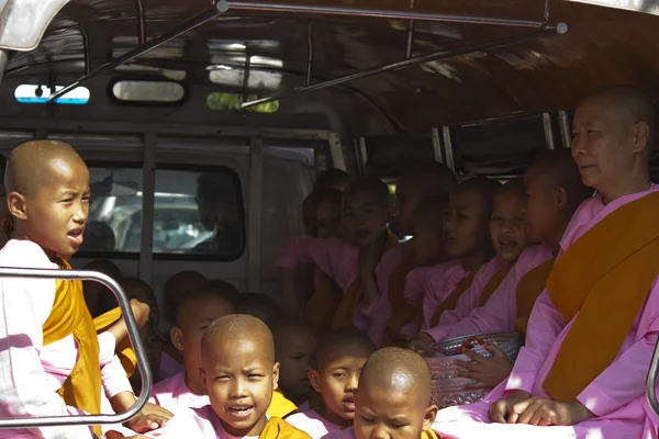 Pequena menina monges em uma van — Fotografia de Stock