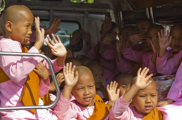 Kleine Mädchen Mönche in einem Lieferwagen — Stockfoto