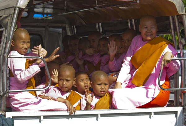 Niña monjes en una camioneta —  Fotos de Stock