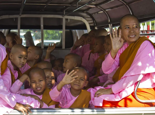 Pequena menina monges em uma van — Fotografia de Stock