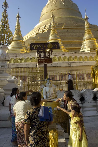 Shwedagon pagoda, golden temple Myanmar — Stok fotoğraf