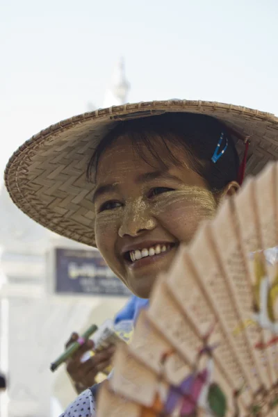 Girl with a fan. — Stock Photo, Image