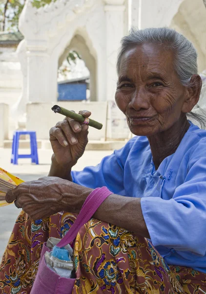 Vecchia donna asiatica fumare un sigaro fatto a mano — Foto Stock