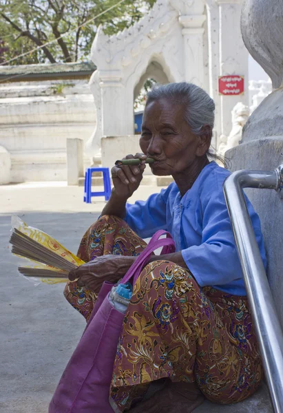 Oude Aziatische vrouw een handgemaakte sigaar roken — Stockfoto