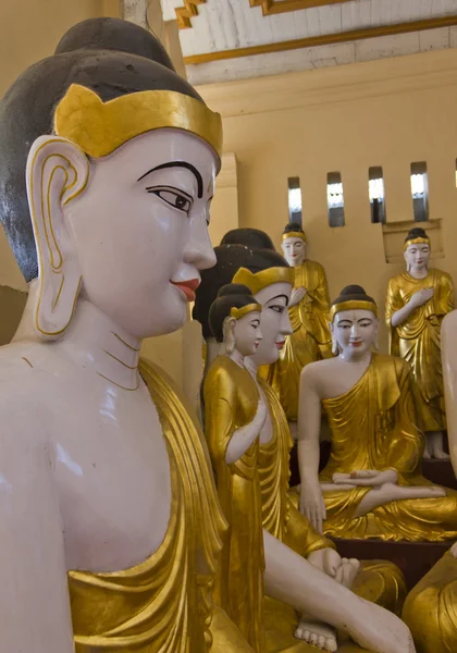 Boeddha standbeeld in myanmar — Stockfoto