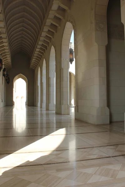 Sultan qaboos grand mosque ljuskrona — Stockfoto