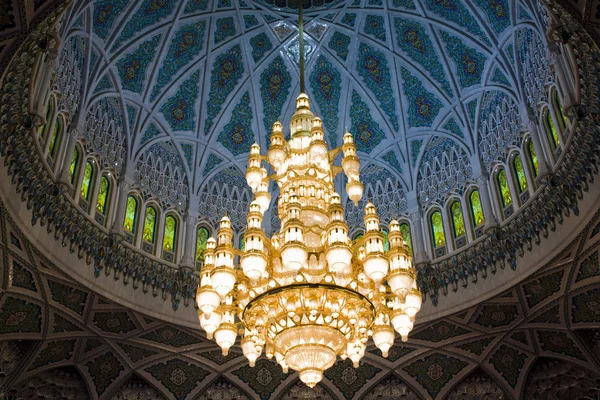 苏丹卡布斯大清真寺的吊灯 — 图库照片