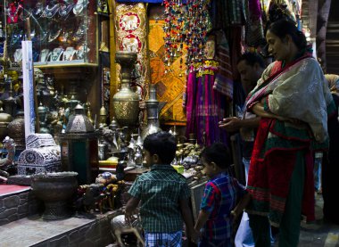 Bir anne ve iki oğlu Muscat bir dükkanda geceleri