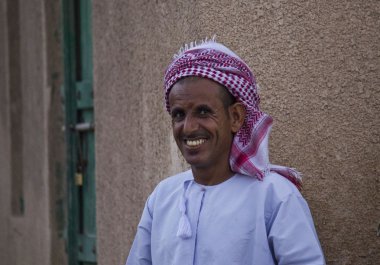 Omani adam tipik elbise ile