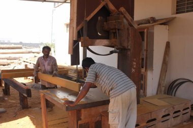 adam bir tekne inşa iş başında