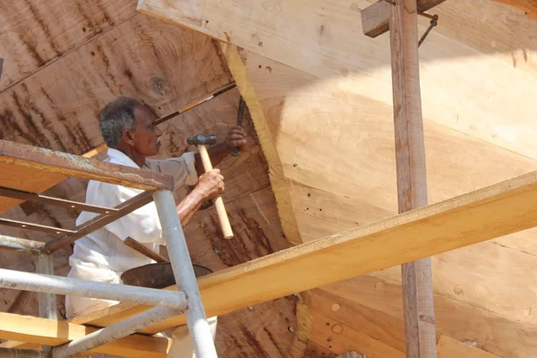 Homem no trabalho construindo um barco — Fotografia de Stock