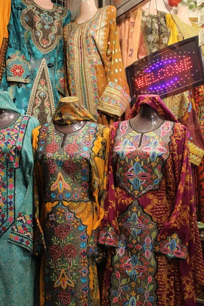 Типичное оманское женское платье — стоковое фото