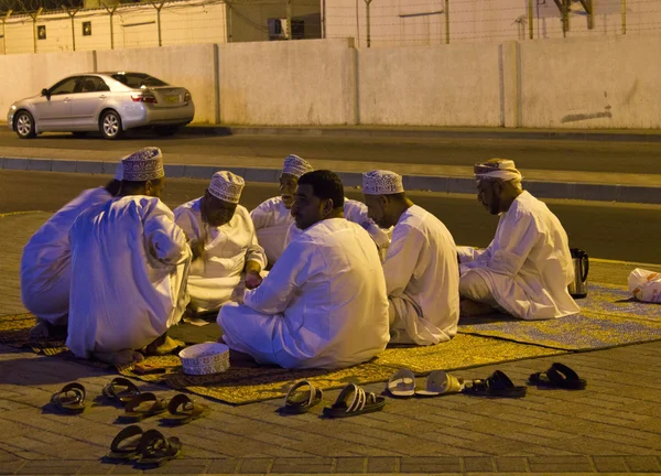 Les hommes arabes jouent aux cartes — Photo