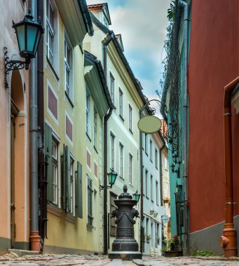 Ortaçağ dar sokak ortasında eski riga, Letonya
