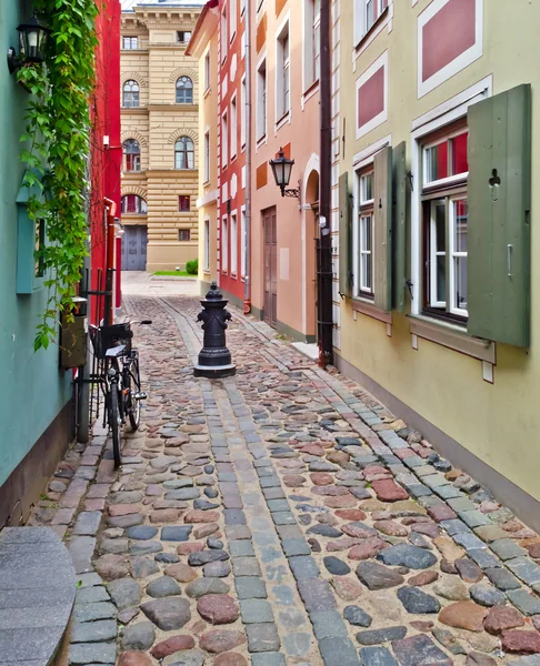 Ortaçağ dar sokak ortasında eski riga, Letonya