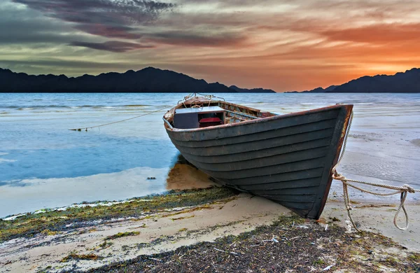 Morgon Visa gamla fiskebåt vid soluppgången — Stockfoto