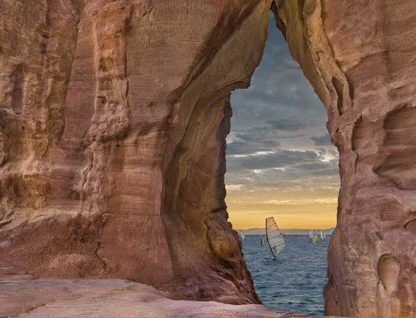 Kızıldeniz ve yelkenli tekneler kumtaşı kapıdan görülme
