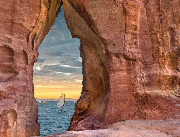 Kızıldeniz ve yelkenli tekneler kumtaşı kapıdan görülme