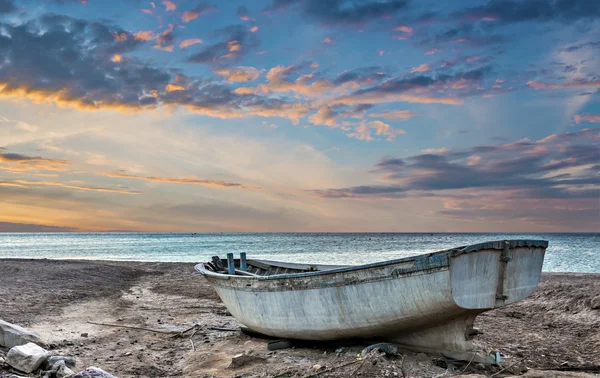 Старая рыбацкая лодка после шторма — стоковое фото