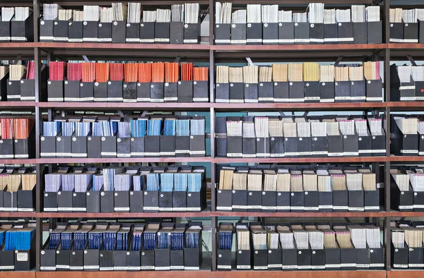 Eski bilimsel dergiler ile raf