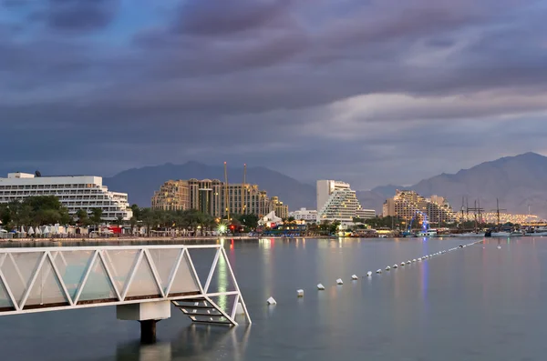 Vista nocturna en los hoteles resort y marina de la playa central de Eilat, Israel —  Fotos de Stock