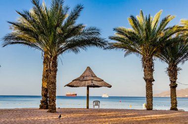 Eilat 'ın merkez halk plajında dinlenme tesisleri - İsrail' in ünlü turistik beldesi ve eğlence merkezi