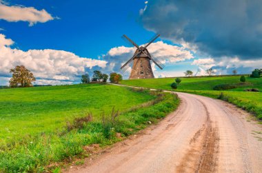 Kırsal alanda yel değirmeni