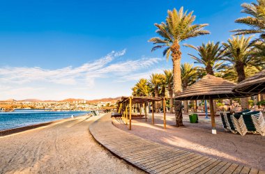 Eilat 'taki Kızıl Deniz' in güzel kumsalında güneşli bir gün. İsrail 'in ünlü turizm beldesi.