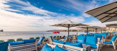 Eilat 'taki Kızıldeniz' in merkez sahilinde sabah - İsrail 'in ünlü turistik beldesi ve eğlence şehri