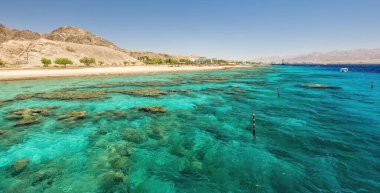 Kızıl Deniz 'in güzel mercan kayalıkları, kumlu plajlar, küçük turistik oteller ve Eilat yakınlarında Sina dağları İsrail' in ünlü turizm beldesi ve eğlence şehri..
