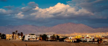Eilat çevresi, arka planda dağlar ve gökyüzü olan şehir manzarası 