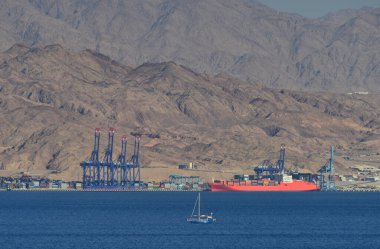 Endüstriyel gemi limanda 