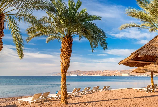 Eilat 'taki merkez halk plajında sabah - İsrail' in ünlü turistik beldesi ve eğlence şehri