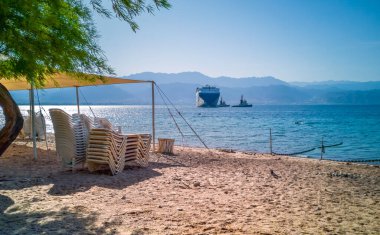 Halk kumsalında bir sabah. Kutsama ve iyi tatiller. Kızıl Deniz 'de, Orta Doğu' da halk plajları dinleniyor. 