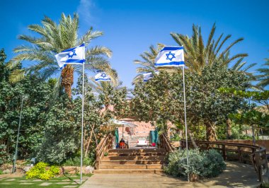 İsrail 'in ünlü tatil beldesi Eilat' ın Dekel plajına İsrail bayraklarıyla Kızıl Deniz 'de bulunan giriş.  