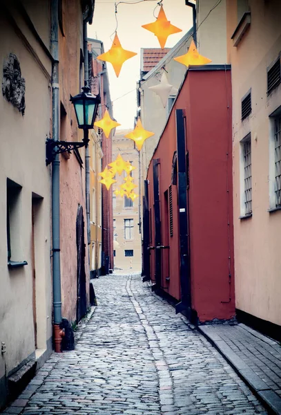 Dar Ortaçağ sokak şehirde eski Riga, Letonya. 