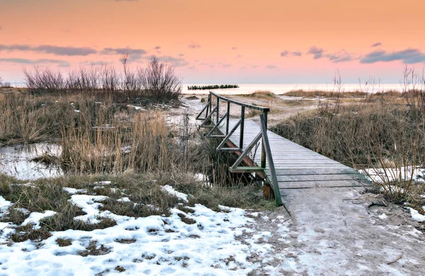 Vinterlandskap Med Träbro Och Gångväg Som Leder Till Sandstranden Och — Stockfoto