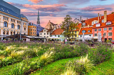 Livu Meydanı, yaşlı Riga 'nın turistik yerlerinden biridir. Bir zamanlar, meydan antik Riga Nehri 'nin bulunduğu bir yerdi. Letonya tahıllarını 16. yüzyıla taşımak için önemli bir nakliye rotasıydı.