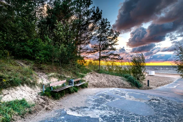 Jurmala 'da Baltık Denizi kıyısında patika ve dinlenme noktası olan sonbahar motifi. Meteoroloji için hava tahmini kavramı ve bilgi