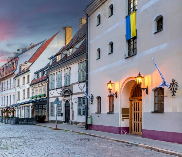 Noite Rua Medieval Estreita Velho Distrito Riga Capital Letônia Pode — Fotografia de Stock