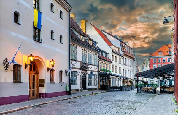 Manhã Nublada Céu Temperamental Acima Rua Medieval Antigo Distrito Riga — Fotografia de Stock