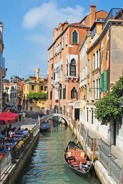 ヴェネツィア, イタリア - 8 月 24: sun のヴェネツィアの運河にゴンドラ — ストック写真